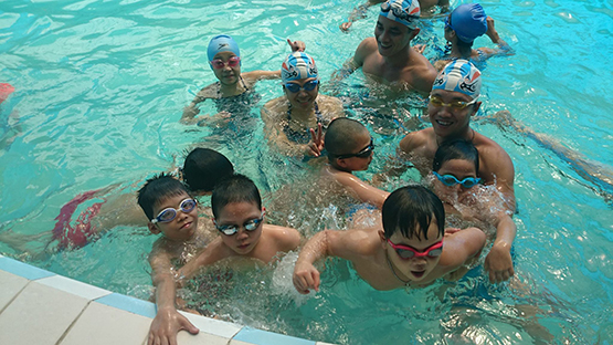 Trẻ có nguy cơ mắc bệnh khi tắm bể bơi chung: 5 điều cần làm để phòng tránh