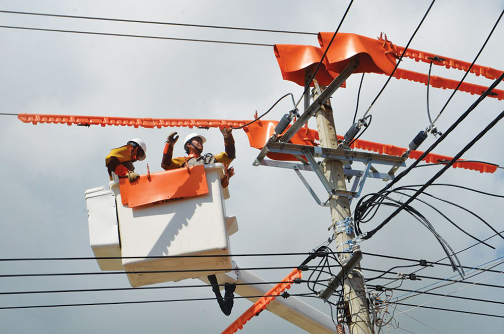 Ứng dụng công nghệ sửa chữa điện hotline: PC Phú Yên giảm 50% thời gian mất điện