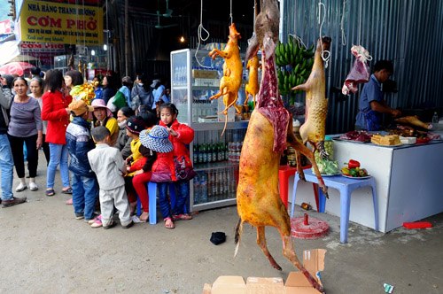 Hình ảnh treo thịt thú rừng phản cảm như thế này sẽ bị cấm trong Lễ hội chùa Hương năm 2015