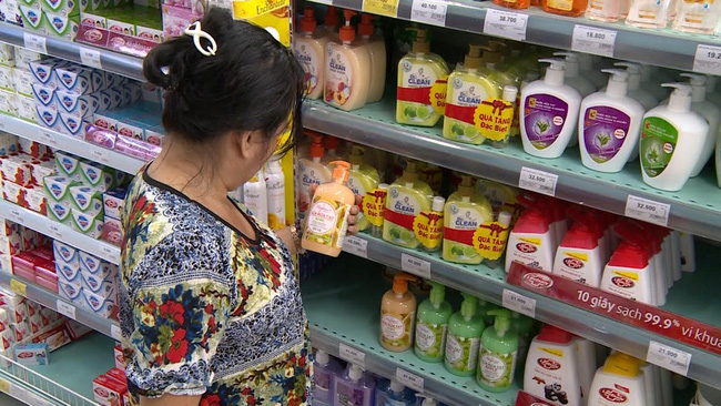 Hiện thị trường Việt Nam vẫn bán rất nhiều nước rửa tay có chứa chất cấm Triclosan