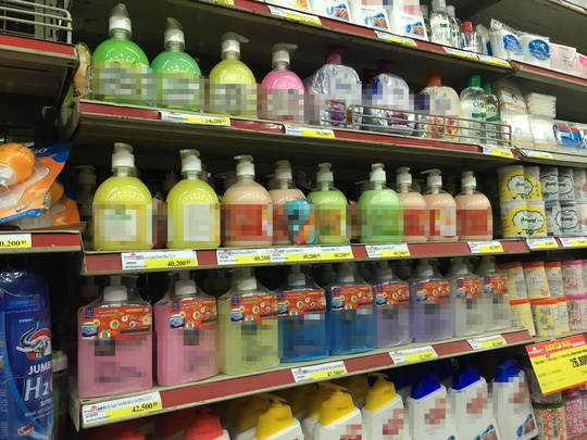  Nhiều sản phẩm nước rửa tay có chứa triclosan vẫn được bán ở Việt Nam