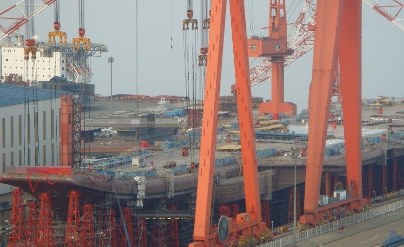Hình ảnh về tàu sân bay của Trung Quốc đang được hoàn tất.