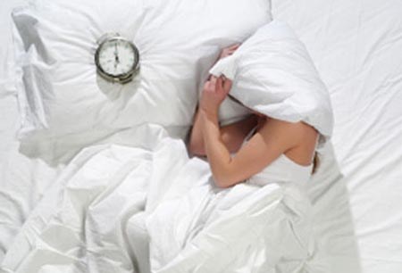 Ngủ trùm kín mặt sẽ gây ra hiện tượng khó thở.