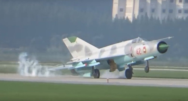 Máy bay chiến đấu MiG-21 gặp sự cố trong khi trình diễn tại buổi triển lãm đầu tiên
