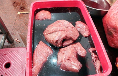  Thịt lợn được ngâm hóa chất thành thịt bò.