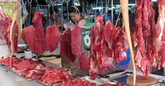 Thịt bò được bày bán khắp nơi thật giả lẫn lộn.