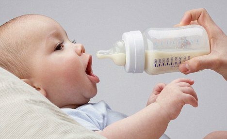 Bộ Y tế nhấn mạnh: ''Chúng ta không nên nhầm tưởng sữa thay thế sữa mẹ là tốt hơn sữa mẹ. Bởi bản chất của sữa thay thế sữa mẹ là sản phẩm công nghiệp được chế tạo từ sữa của con bò cùng với các hoá chất khác''. 