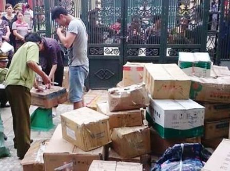 Lực lượng chức năng tiến hành thu giữ thuốc kém chất lượng tại Thanh Hóa.