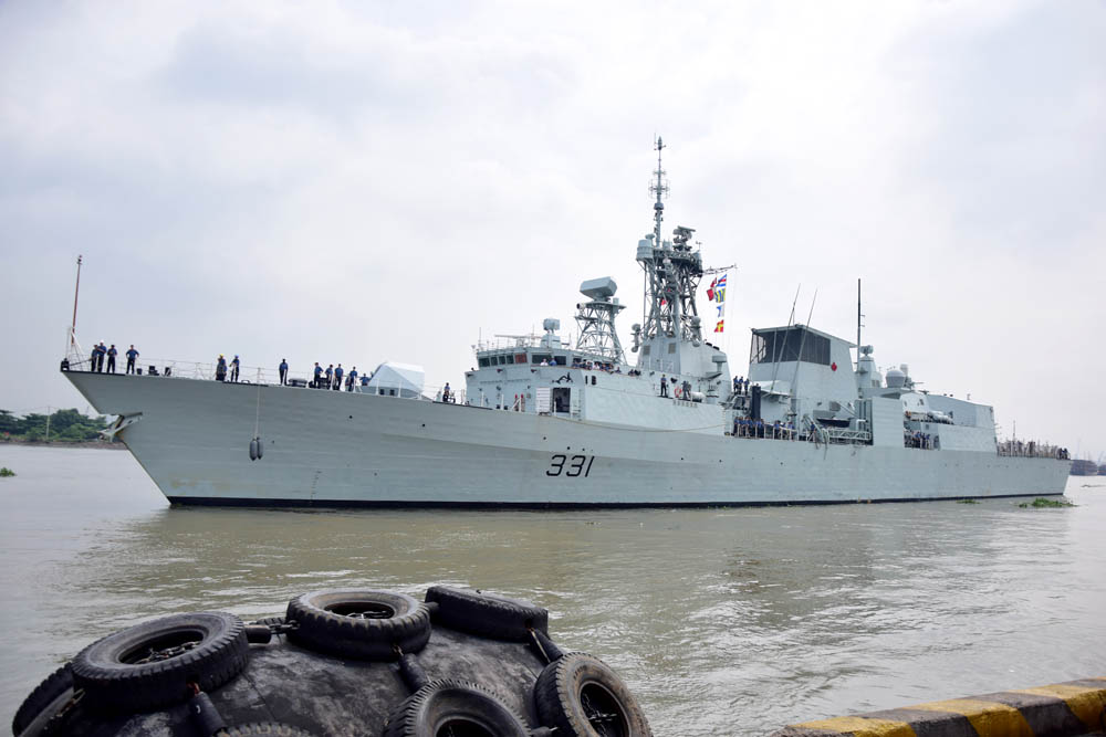 Tàu hộ vệ HMCS Vancourver là một trong các tàu chiến chủ lực của Hải quân Canada .