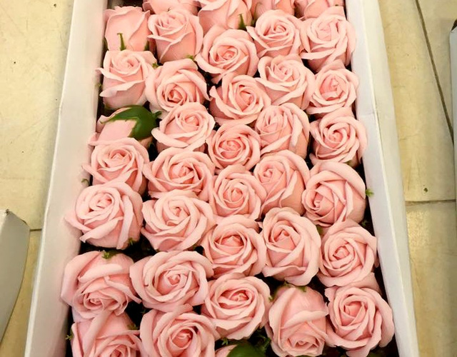 Hoa hồng sáp là món quà được nhiều người chuộng trong dịp 20/11.