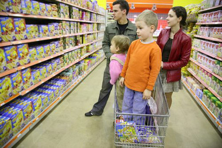  Trẻ rất dễ ngã khi dùng xe đẩy siêu thị nên cha mẹ cần thận trọng. 