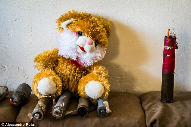  Vũ khí tự chế trong đồ chơi trẻ em của phiến quân IS. 