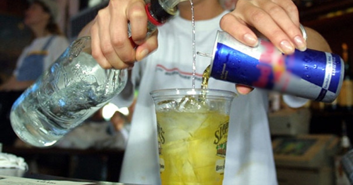  Nước tăng lực pha với rượu có nguy cơ hại não.