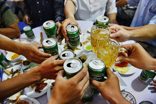 Uống quá nhiều rượu, bia sẽ có nguy cơ gây ung thư. 