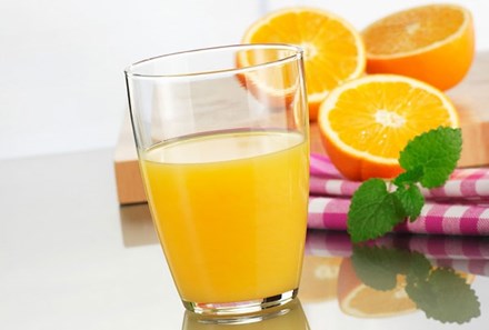  Nước cam rất dồi dào vitamin tốt cho cơ thể.
