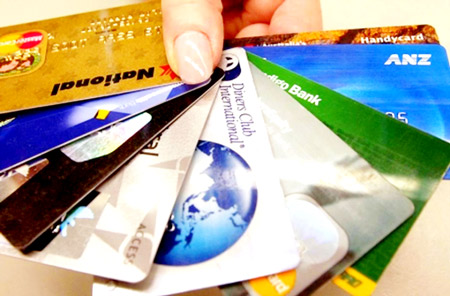 Cảnh báo các ngân hàng tự ý thu phí thường niên thẻ tín dụng. 