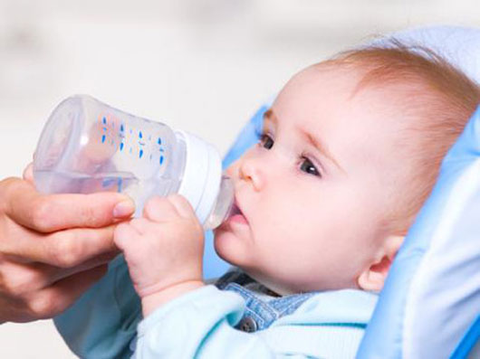 Cho trẻ sơ sinh uống nước lọc có nguy cơ nhiễm độc cao.