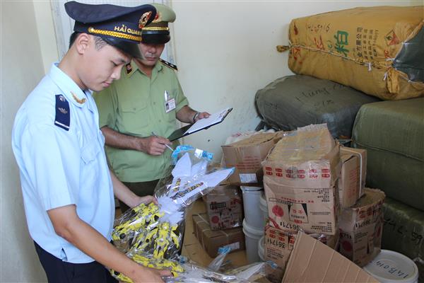 Lực lượng chức năng tỉnh Quảng Ninh bắt giữ một vụ vận chuyển hàng hóa trái phép trước đó. 