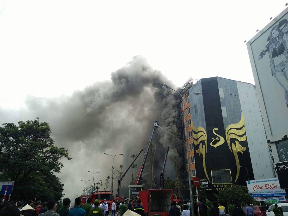 Hiện trường vụ cháy quán karaoke tại Trần Thái Tông, Hà Nội vừa qua làm 13 người tử vong. 