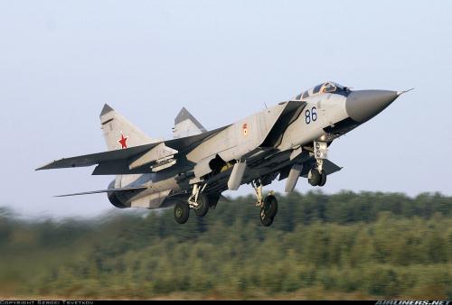 Tiêm kích MiG-31 có thể vượt qua bức tường âm thanh khi bay ngang và leo cao. 