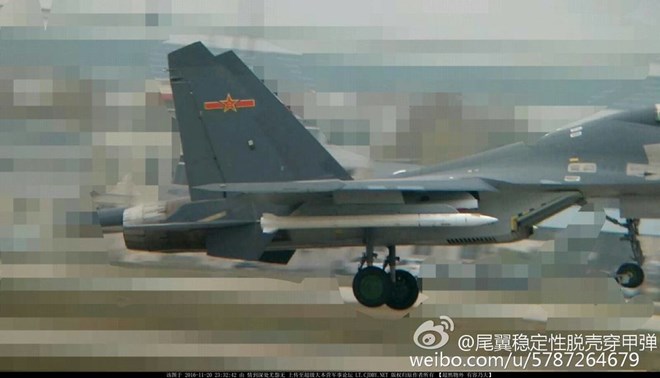 Một máy bay J-16 của Trung Quốc đã bắn thử nghiệm một loại tên lửa không đối không siêu thanh mới. 