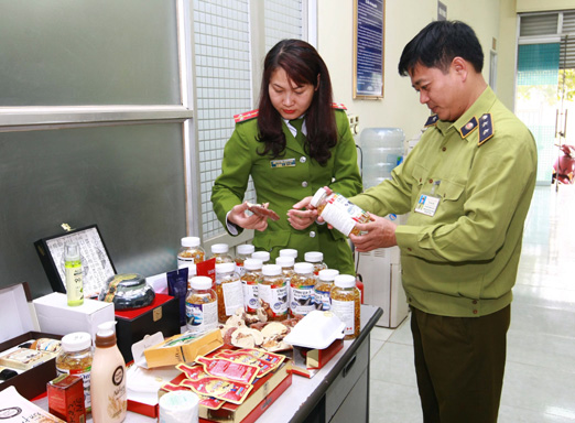 Lực lượng chức năng tiến hành kiểm tra thực phẩm chức năng nhập lậu. 