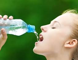 Uống nhiều nước cũng có nguy cơ gây hại cho sức khỏe. 