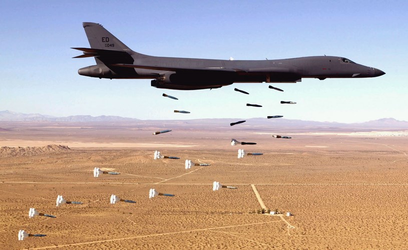 Máy bay ném bom B1-B của Mỹ có thể cho phép mang tổng cộng 34 tấn vũ khí các loại. Ảnh: Kiến Thức