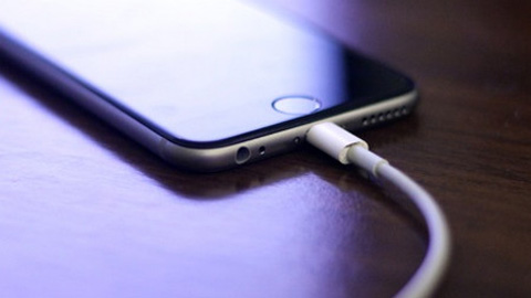 Apple tiếp tục cảnh báo sạc và pin dởm gây nguy hiểm cho người dùng. Ảnh minh họa 