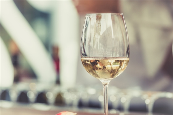 Rượu vang trắng có nguy cơ gây ung thư da. Ảnh minh họa 