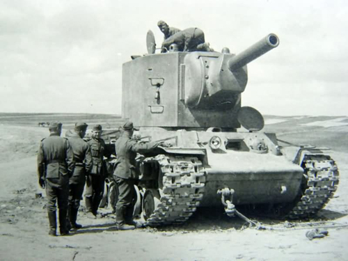 Xe tăng hạng nặng KV là niềm tự hào của lãnh đạo Liên Xô.  Ảnh: Kiến Thức
