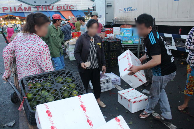 Hoa quả Trung Quốc nhập về ùn ùn tại chợ đầu mối các tỉnh phía Nam. Ảnh: Tuổi Trẻ 