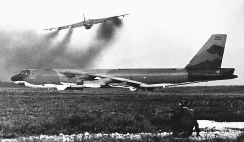 Máy bay B-52 bị hạ gục trong một trận chiến. Ảnh: VTC News 