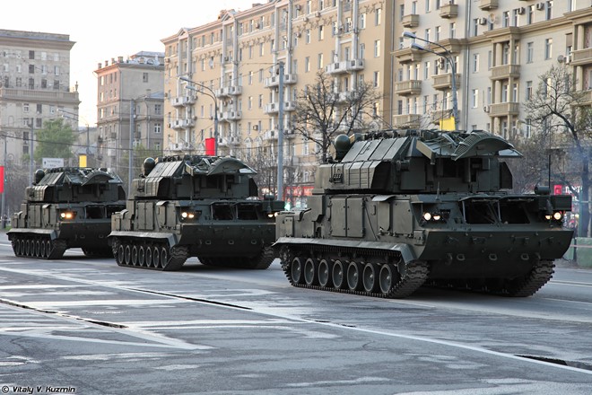 Hệ thống tên lửa Tor-M2U trên đường phố Nga.  