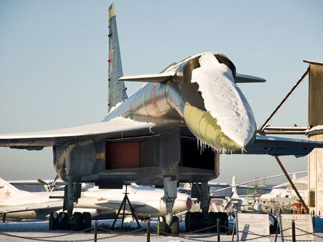  Máy bay đánh chặn Sukhoi T-4 có phần thân rất dài, cánh tam giác. Ảnh minh họa