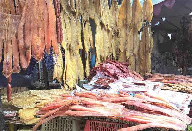 Thực phẩm khô từ cá, mực....được bày bán tràn lan ngoài chợ. Ảnh: Phụ nữ TP HCM 