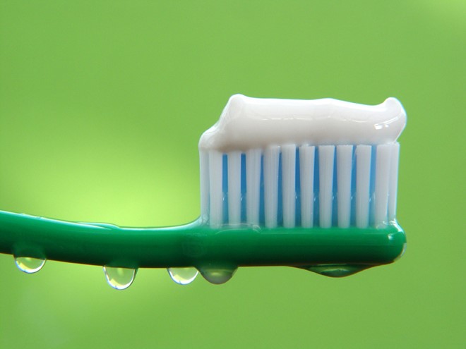 Kem đánh răng có chứa chất Triclosan sẽ làm tăng nguy cơ ung thư. Ảnh minh họa