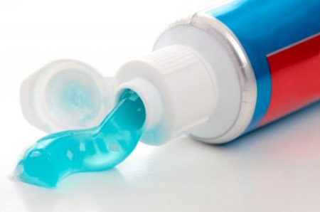 Kem đánh răng có chứa chất  Surfactants cũng có thể gây ung thư. Ảnh minh họa