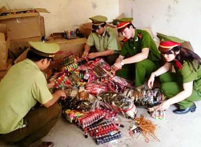  Lực lượng chức năng tiến hành kiểm tra hàng hóa ngày Tết tại Thanh hóa. Ảnh: Dân Trí