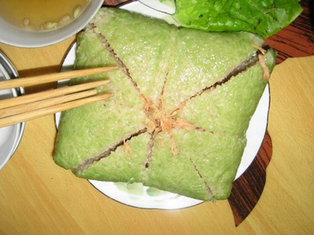 Bánh chưng là món ăn không thể thiếu trong mâm cơm ngày Tết của người Việt. Ảnh minh họa 