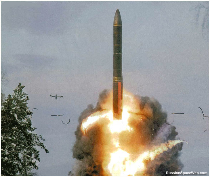 Tên lửa Topol-M có chiều dài 22,7m, đường kính 1,95m, trọng lượng 47,2 tấn và tầm bắn 11.000 km. Ảnh: TTXVN