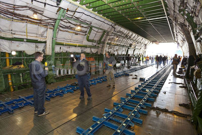 Bên trong khoang chứa đồ của máy bay Máy bay vận tải An-225. Ảnh: VnExpress 