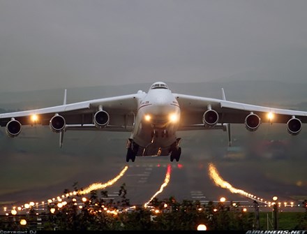 Máy bay vận tải An-225 có thể chở theo một tàu con thoi . Ảnh: Lao Động