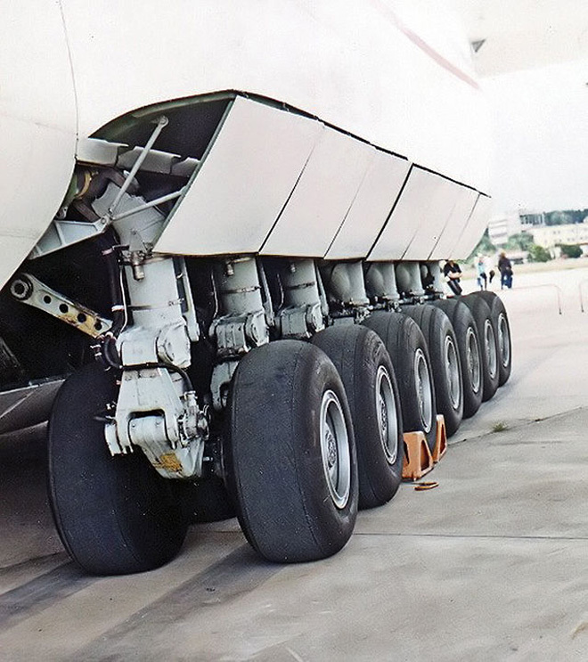 máy bay vận tải An-225 có tới 32 bánh.