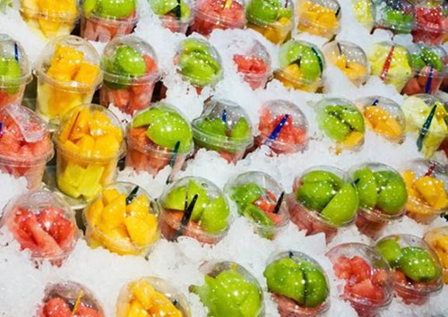 Hoa quả thái sẵn có nguy cơ mất an toàn thực phẩm tại các lễ hội cần hết sức thận trọng khi mua. Ảnh minh họa 