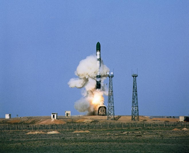  Tên lửa R-36M2 có chiều dài 32,2 m, đường kính 3 m, trọng lượng phóng 183,9 tấn. Ảnh: Zing News