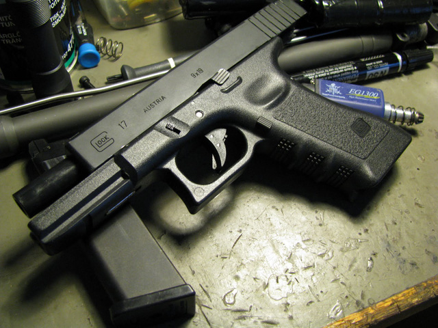 Súng ngắn Glock sử dụng nguyên tắc nạp đạn bằng phản lực.  