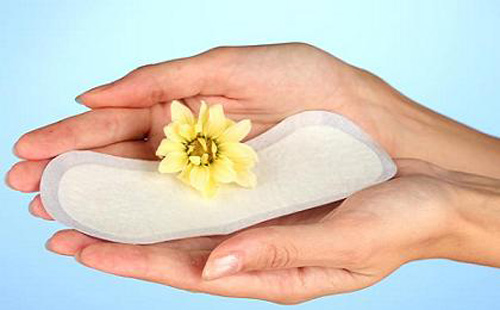 Chị em nên thận trọng khi lựa chọn băng vệ sinh. Ảnh minh họa 