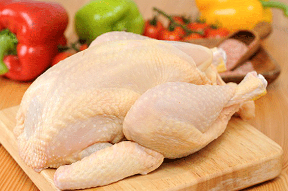 Người tiêu dùng nên thận trọng trong chế biến thịt gà dể không gây hại. Ảnh minh họa 