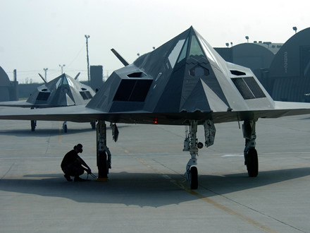 Máy bay F-117 là loại máy bay ném bom tàng hình 1 chỗ ngồi. Ảnh: Lao Động 
